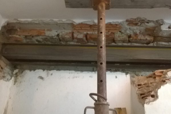 Rifacimento bagno con modifiche strutturali